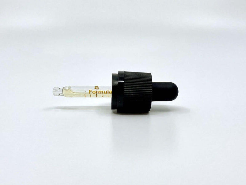 Kapaljka s Formula Swiss RAW CBD uljem u ulju konopljinih sjemenki na bijeloj pozadini