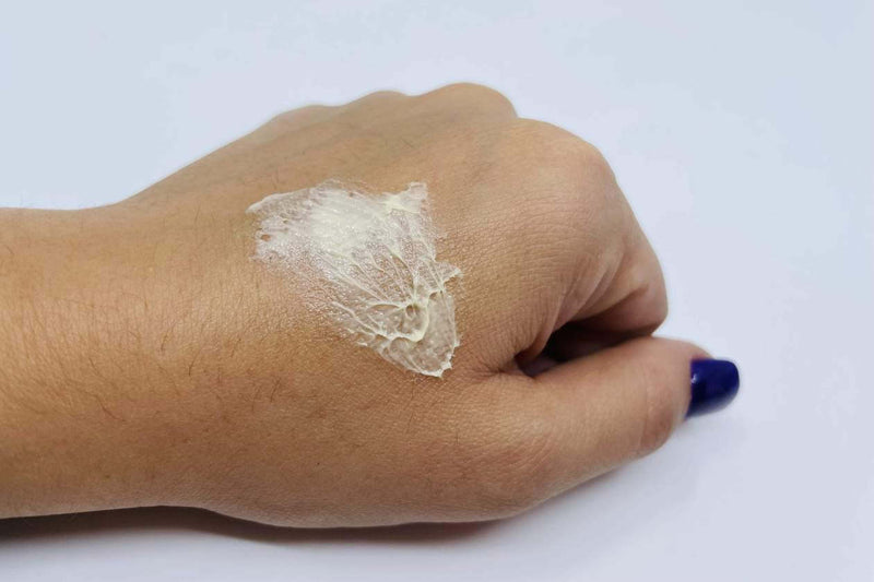 CBD krema tanko razmazana po nadlanici i zglobovima prstiju